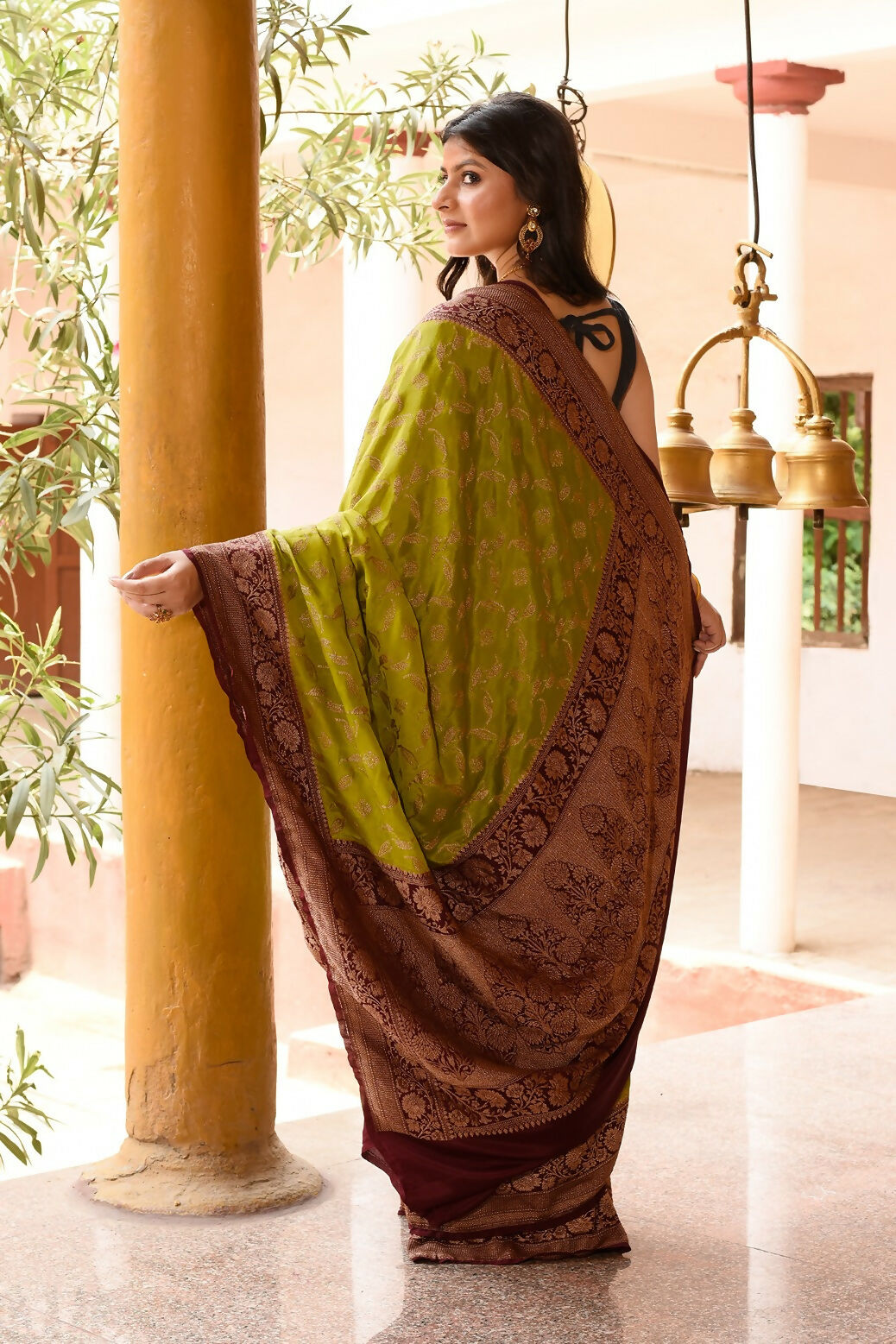 Joban Fashion Grass Green Crepe Chiffon Pure Handloom Banarasi Silk Saree | Swadesiicart