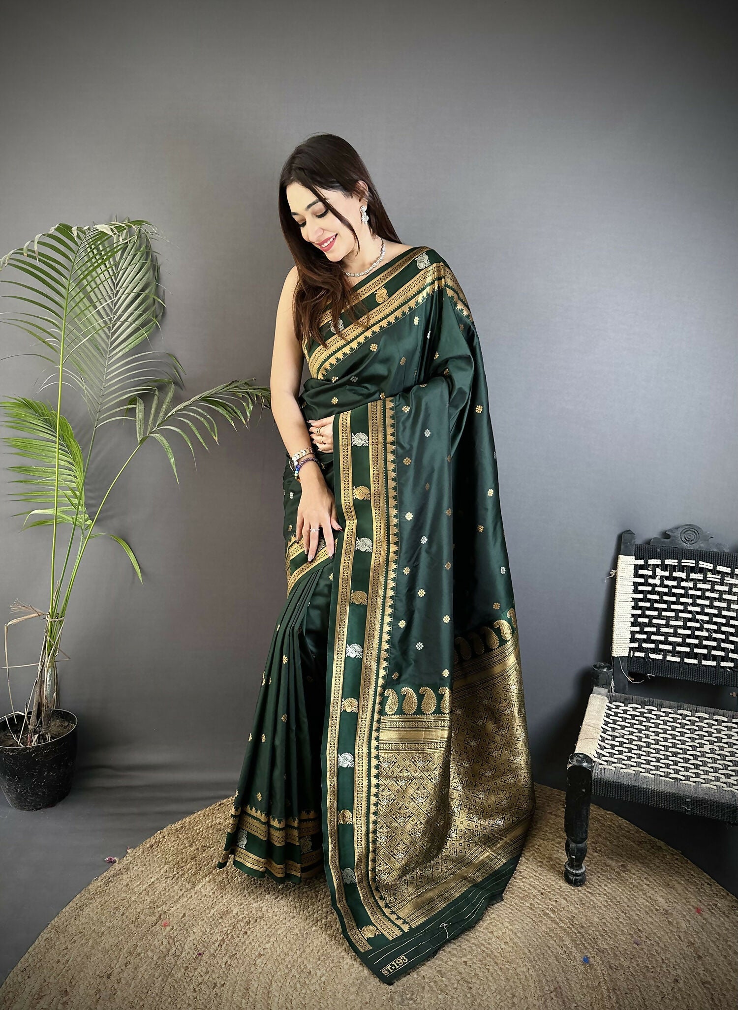 Joban Fashion Dark Green Banarasi Soft Silk Woven Saree | Swadesiicart