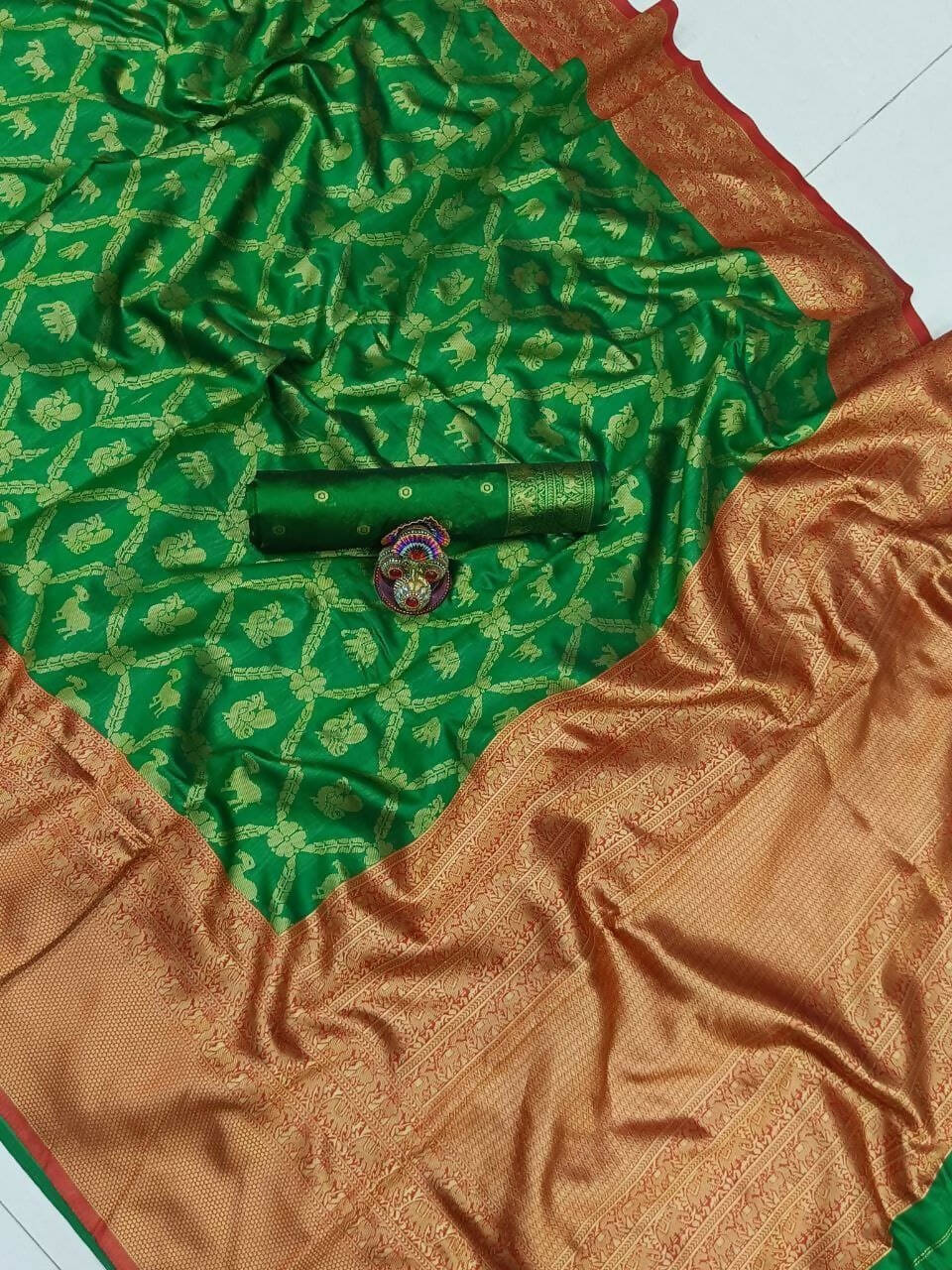 DEIANA'S Beautiful Designer Golden zari Soft Lichi Silk Saree - Green - Swadesiicart