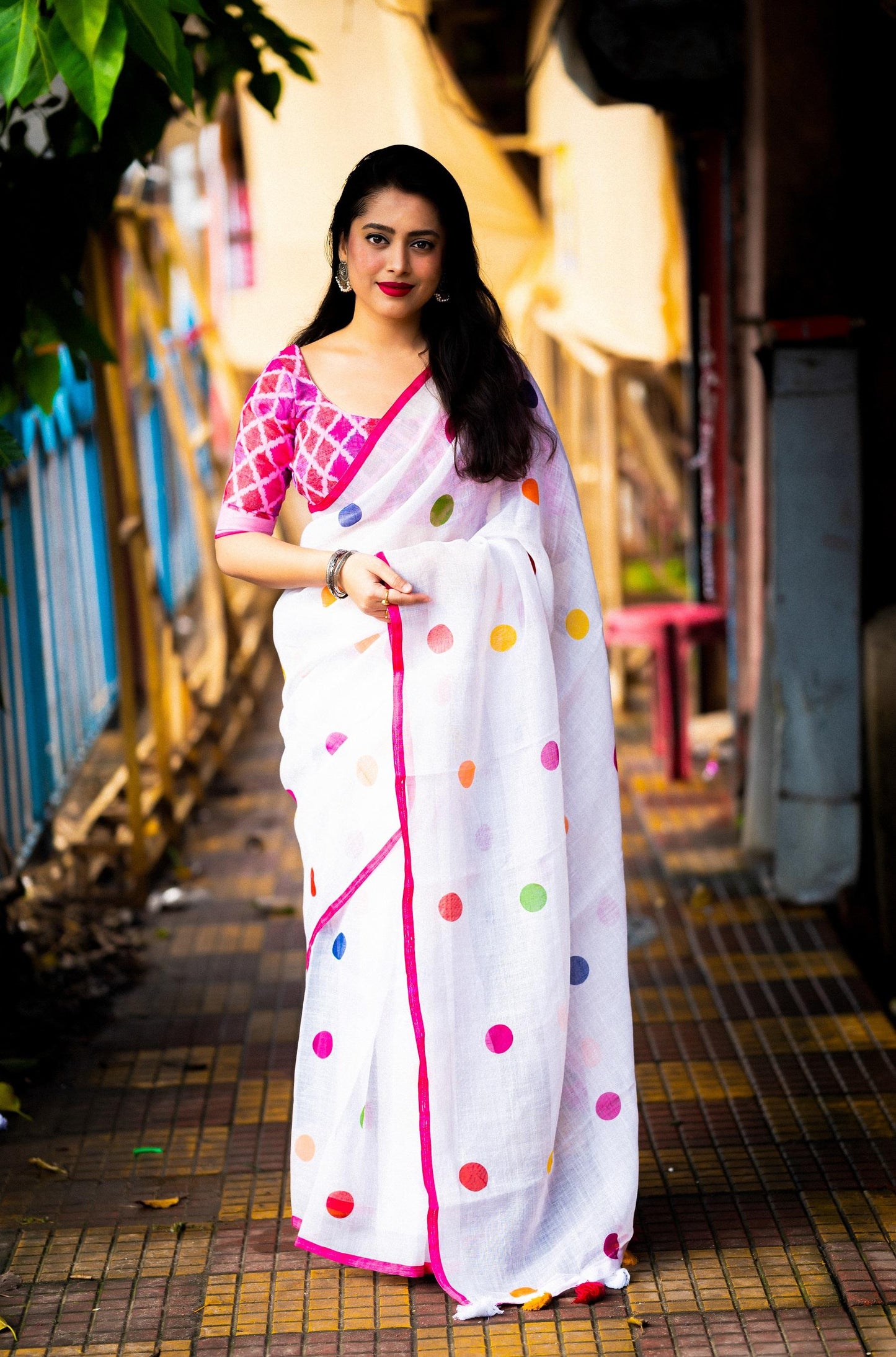 White Pure Linen Ethnic Motifs Saree with Unstitched Blouse - Hiral Fashion | Swadesiicart