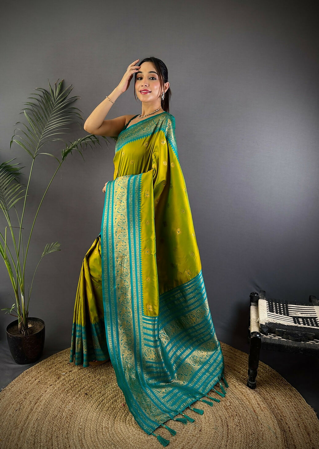 Joban Fashion Banarasi Light Green Woven Soft Silk Saree | Swadesiicart