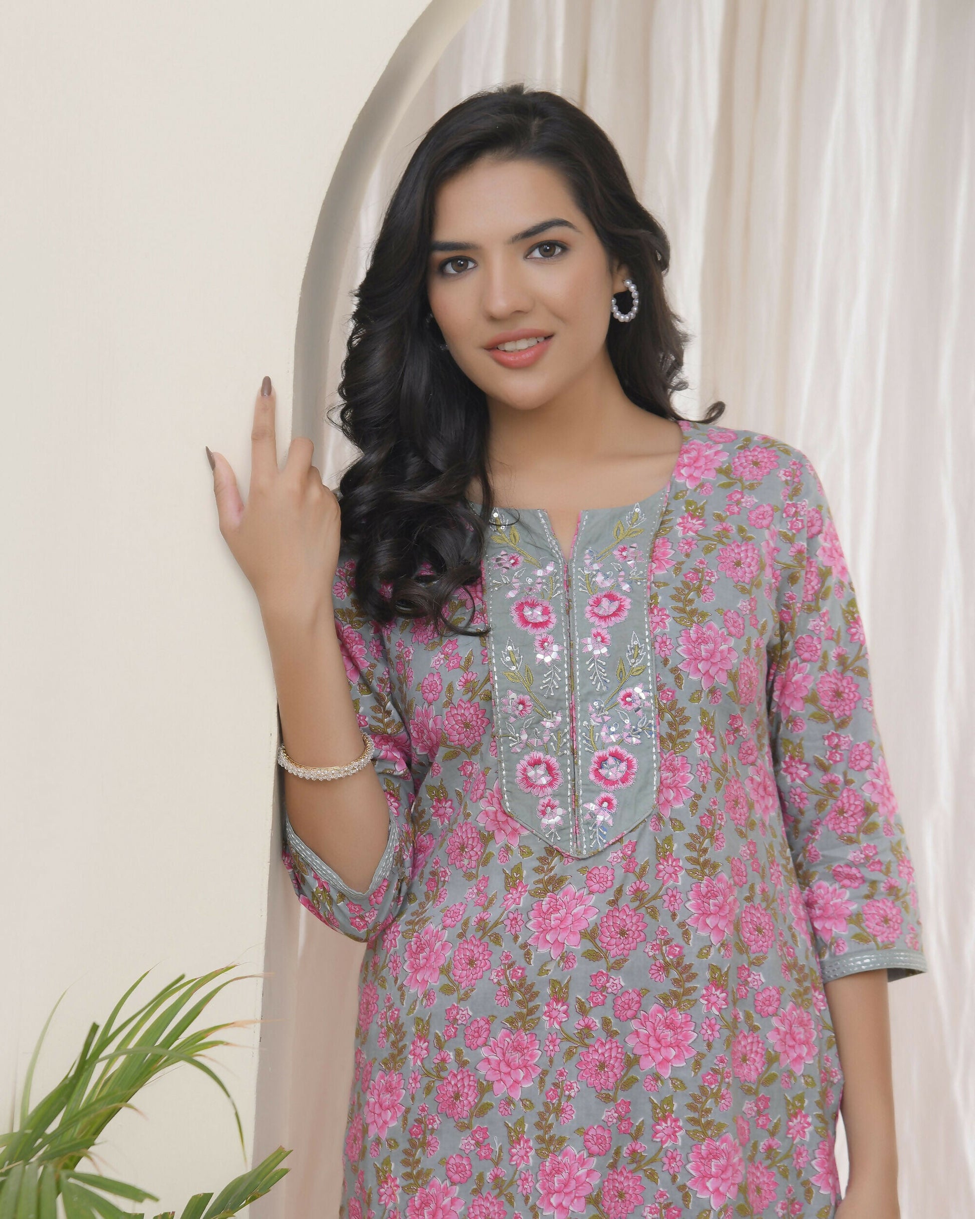 Vaasva Women Grey Cotton Printed Straight Kurti With Pant | Swadesiicart