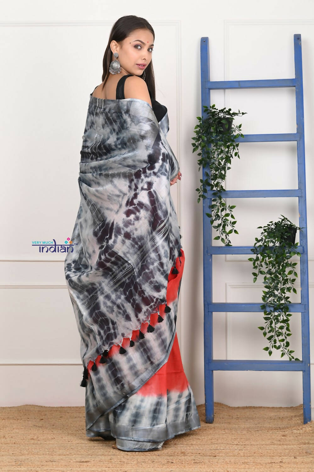 Very Much Indian Handmade Tie And Dye Cotton Saree By Women Weavers -Red Black | Swadesiicart