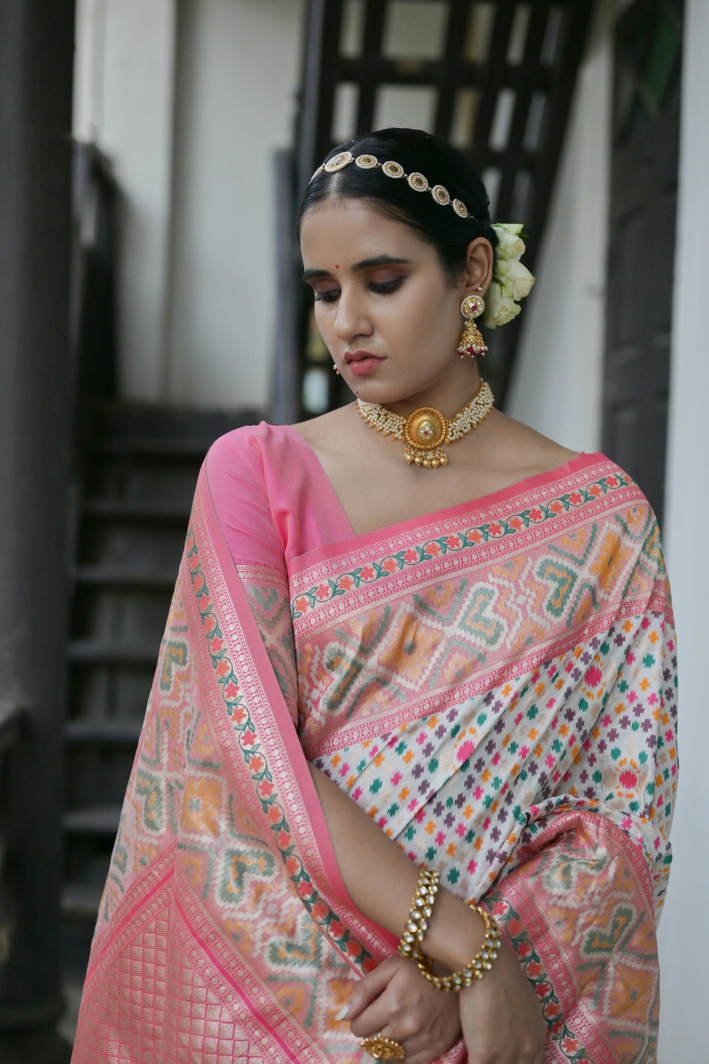 Vishnu Weaves Women's White Paithani Silk Saree with Blouse - Swadesiicart