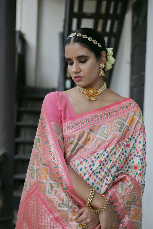 Vishnu Weaves Women's White Paithani Silk Saree with Blouse - Swadesiicart