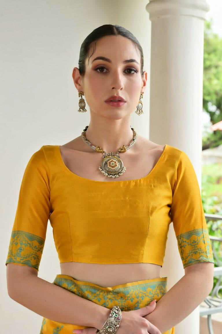 Vishnu Weaves Women's Yellow Handloom Raw Silk Thread Weaving Saree with Blouse - Swadesiicart