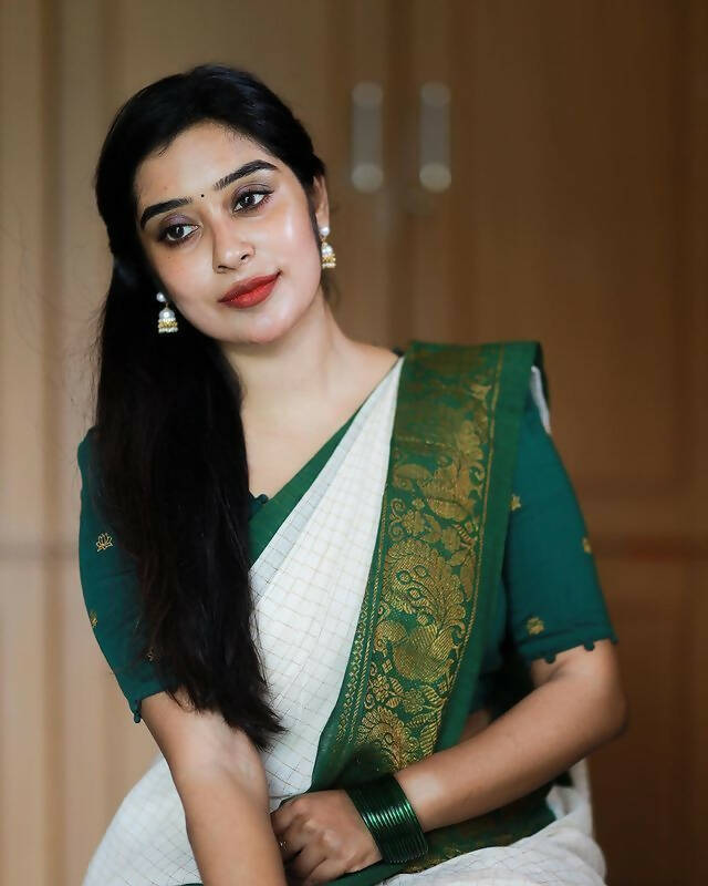 DEIANA'S Beautiful Designer Golden zari Soft Lichi Silk Saree - Green - Swadesiicart