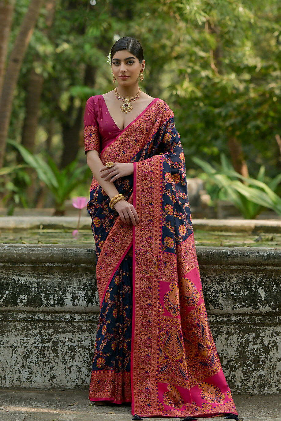 Vishnu Weaves Women's Navy-Blue Pashmina Silk Thread Woven Saree with Blouse - Swadesiicart