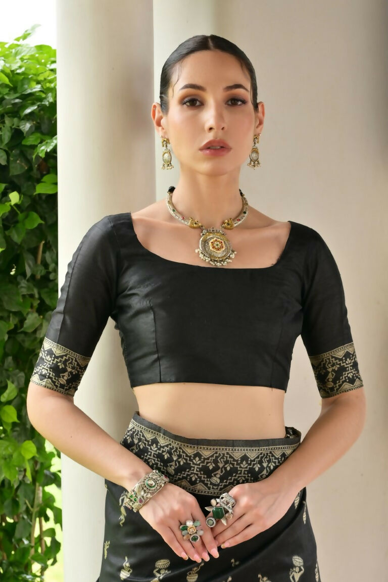 Vishnu Weaves Women's Black Handloom Raw Silk Thread Weaving Saree with Blouse - Swadesiicart