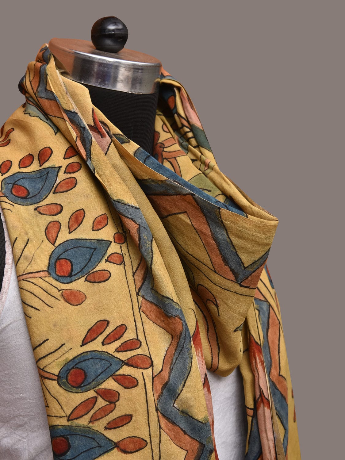 Light Yellow Kalamkari Hand Painted Silk Handloom Dupatta with Floral and Peacocks Design - Global Threads | Swadesiicart