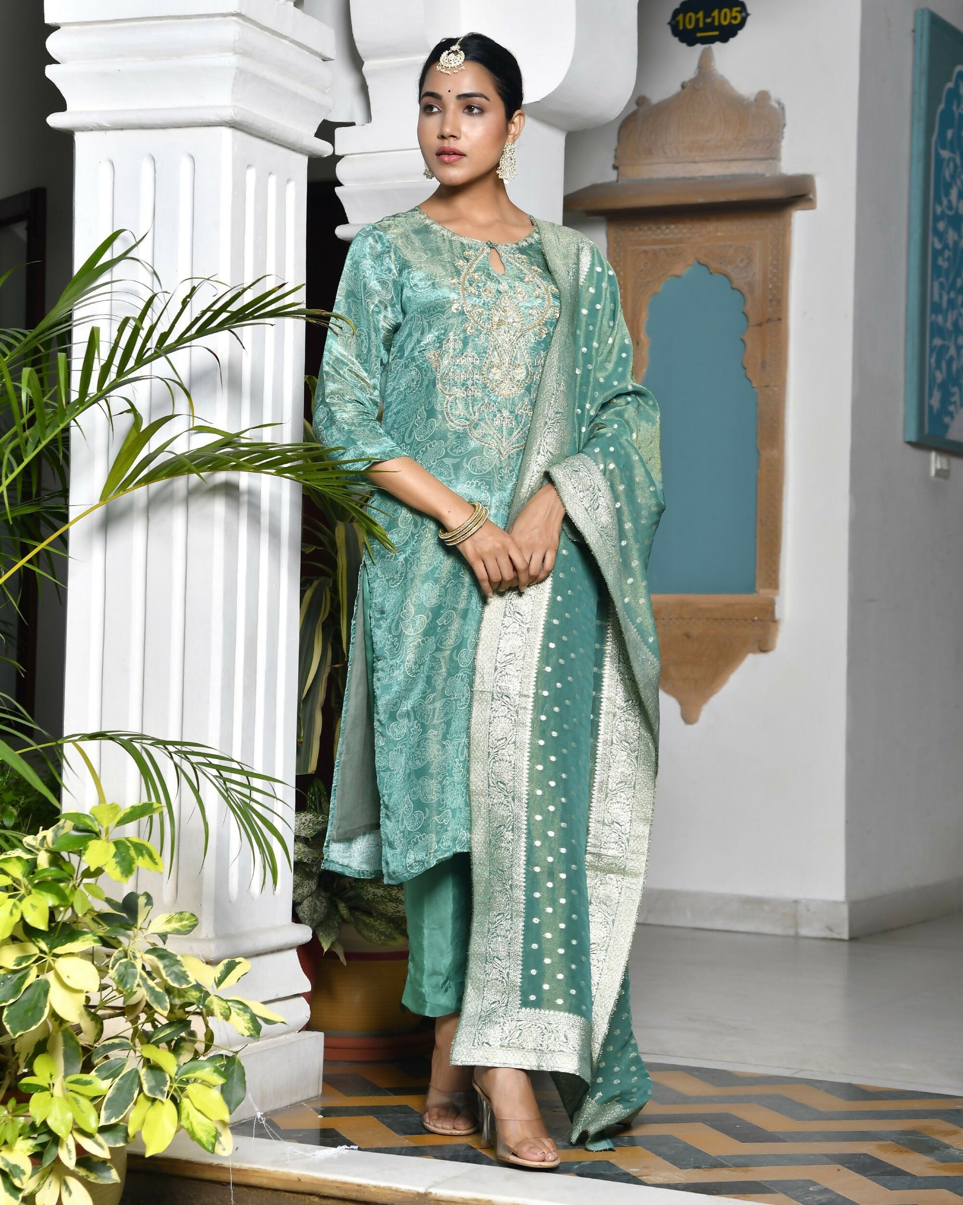 Vaasva Women's Digital Printed Tissue Suit Set With Solid Pant & Brocade Dupatta | Swadesiicart