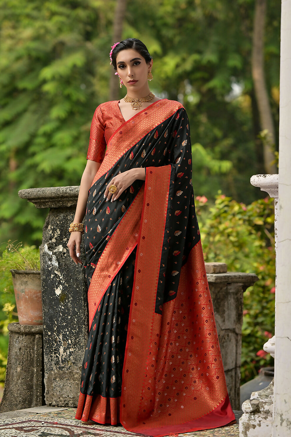 Vishnu Weaves Women's Black Banarasi Silk Zari Woven Saree with Blouse - Swadesiicart