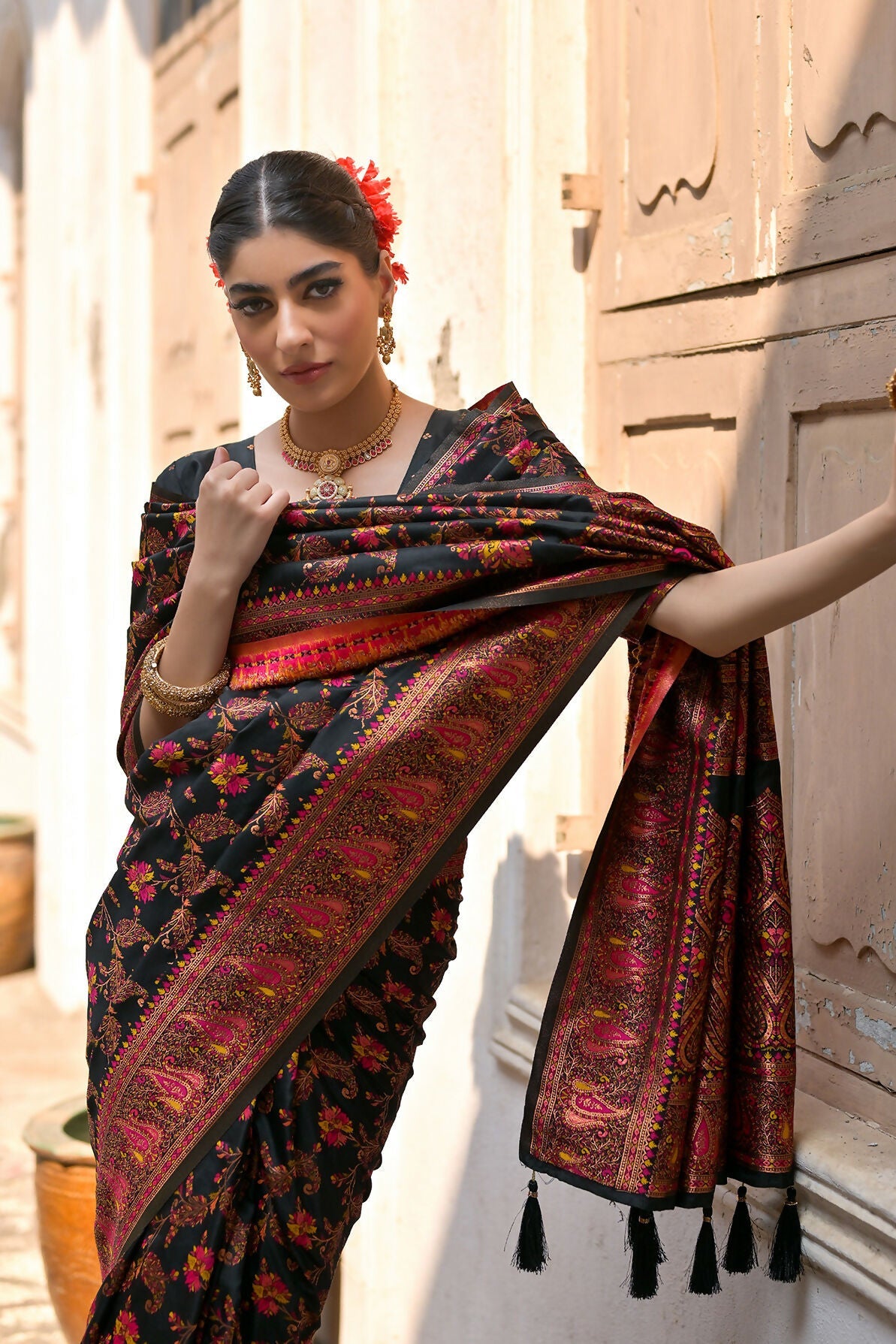 Vishnu Weaves Women's Black Silk Woven Saree with Blouse - Swadesiicart