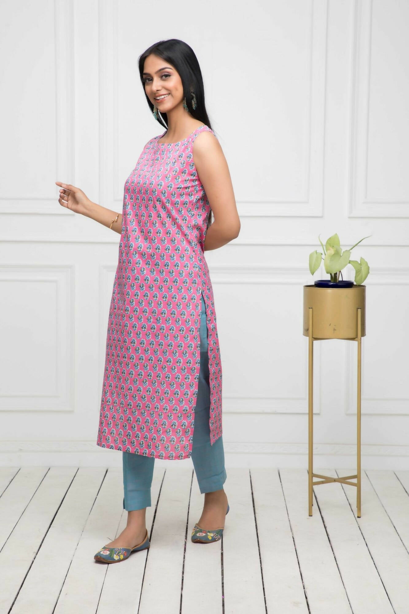 Myshka Women Pink Solid Cotton Straight Round Neck Kurtas - Swadesiicart