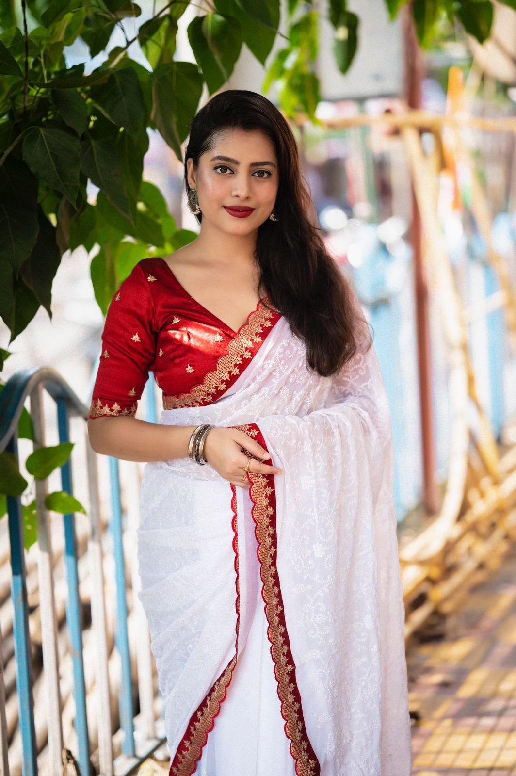 White Pure Georgette Woven Design Saree with Unstitched Blouse - Hiral Fashion | Swadesiicart