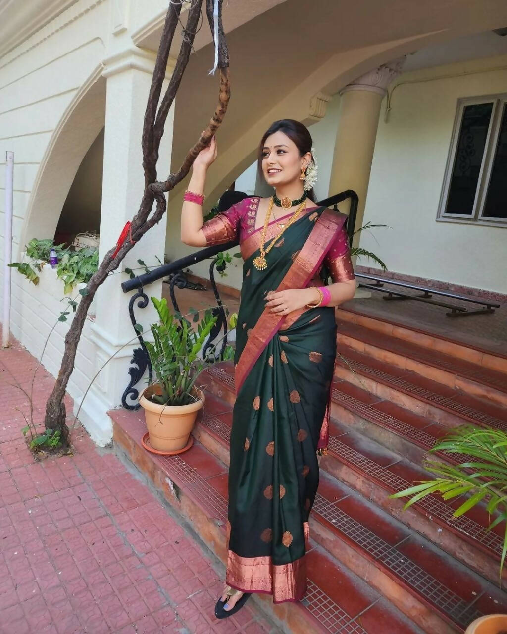 DEIANA'S Beautiful Designer Golden zari Soft Lichi Silk Saree - Green - Swadesiicart