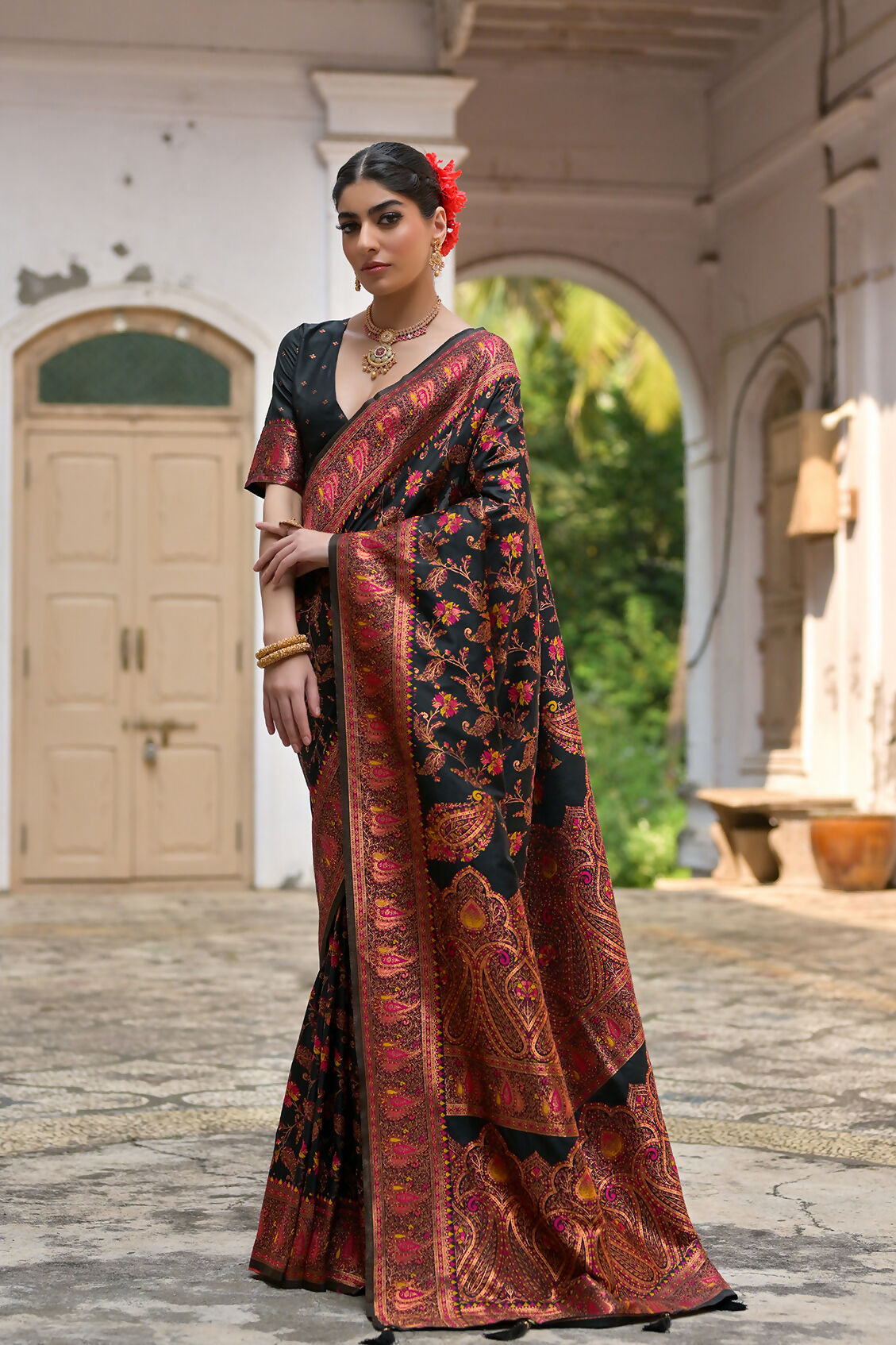 Vishnu Weaves Women's Black Silk Woven Saree with Blouse - Swadesiicart