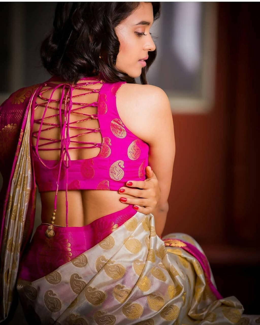 DEIANA'S Beautiful Designer Golden zari Soft Lichi Silk Saree - White - Swadesiicart