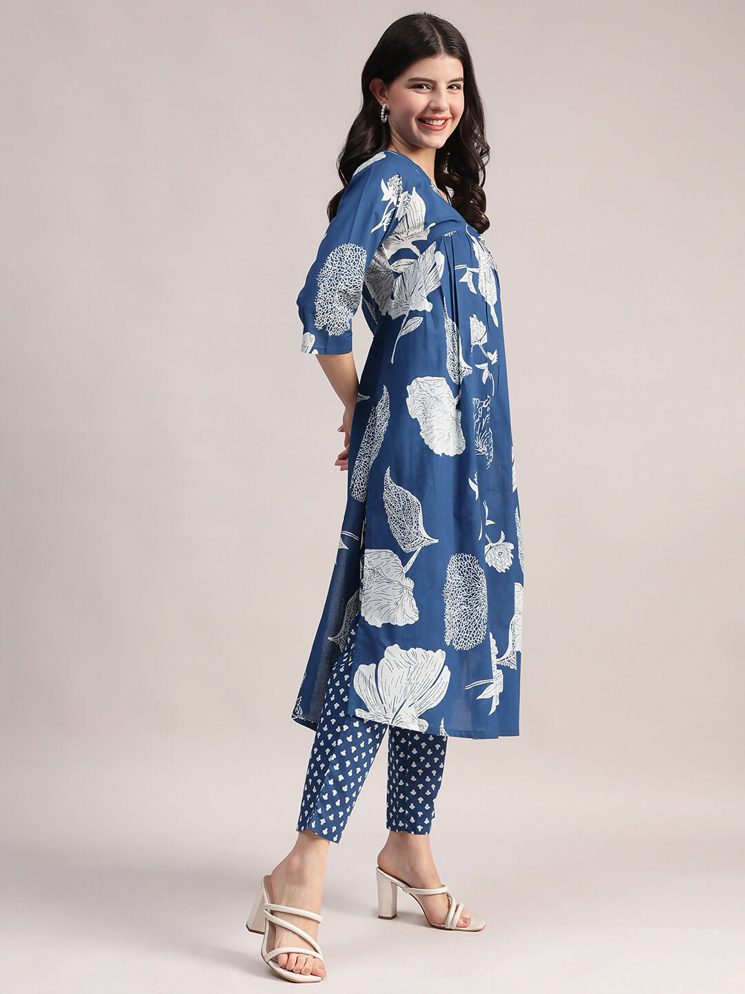 Aavyora Women's Blue Floral Printed Cotton Kurta with Trouser - Swadesiicart