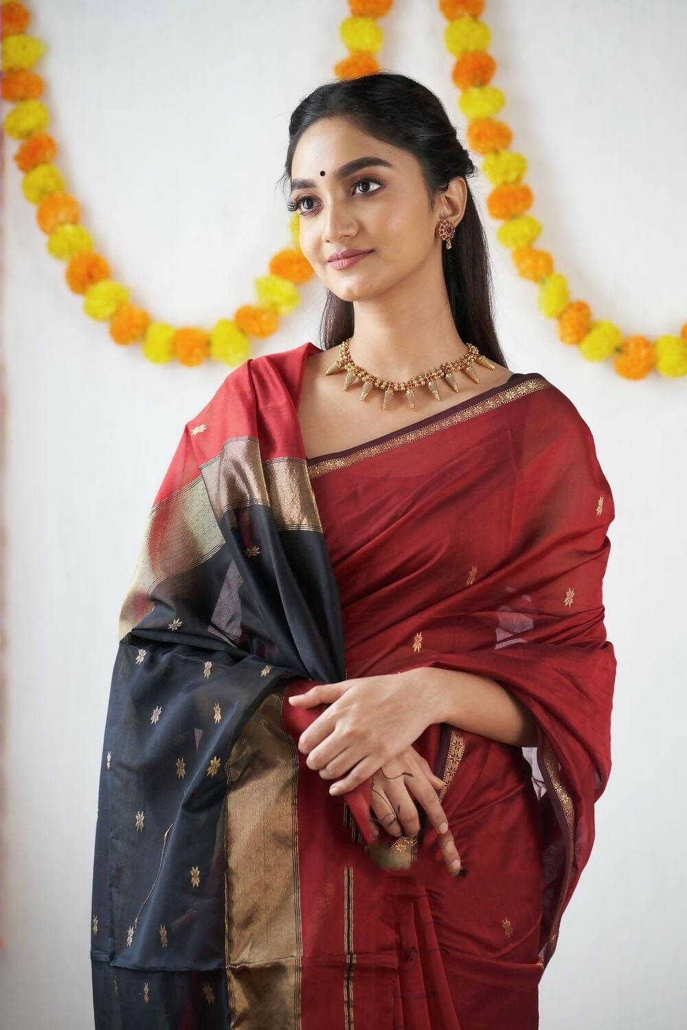 DEIANA'S Beautiful Designer Golden zari Soft Cotton Saree - Red - Swadesiicart