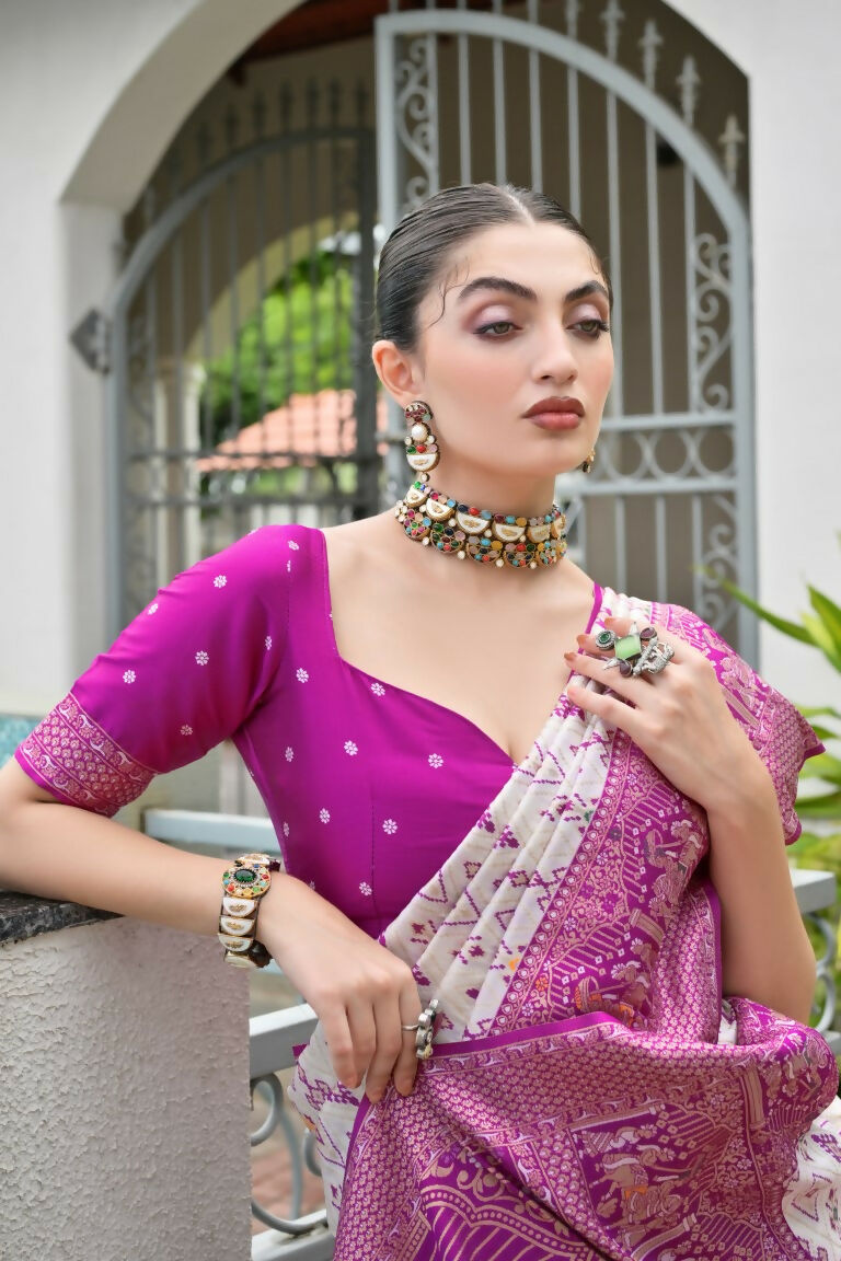 Vishnu Weaves Women's Magenta Banarasi Silk Patola Zari Woven Saree with Blouse - Swadesiicart
