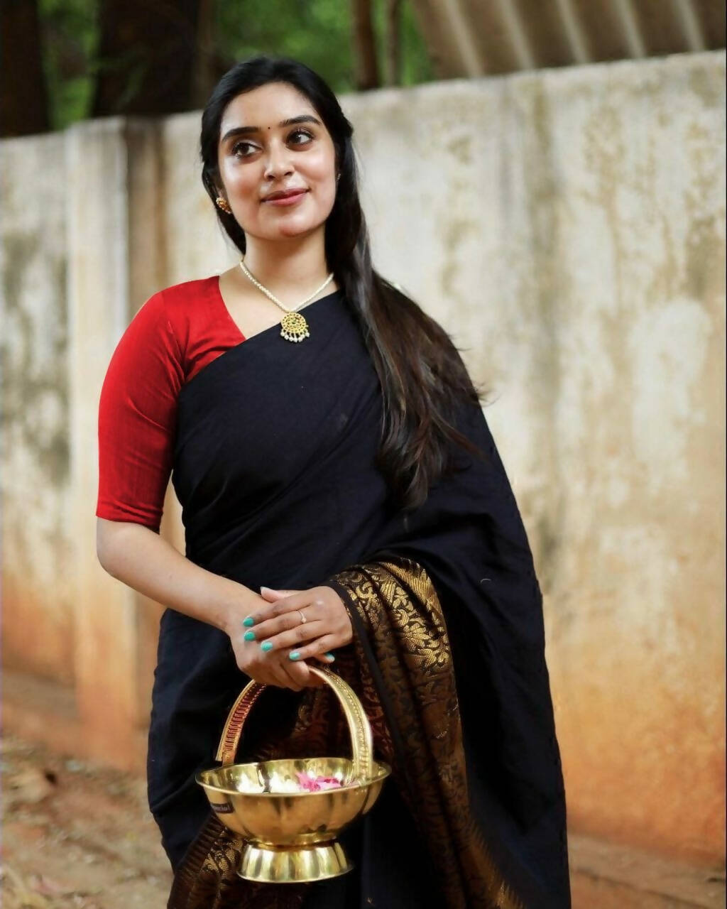 DEIANA'S Beautiful Designer Golden zari Soft Lichi Silk Saree - Black - Swadesiicart