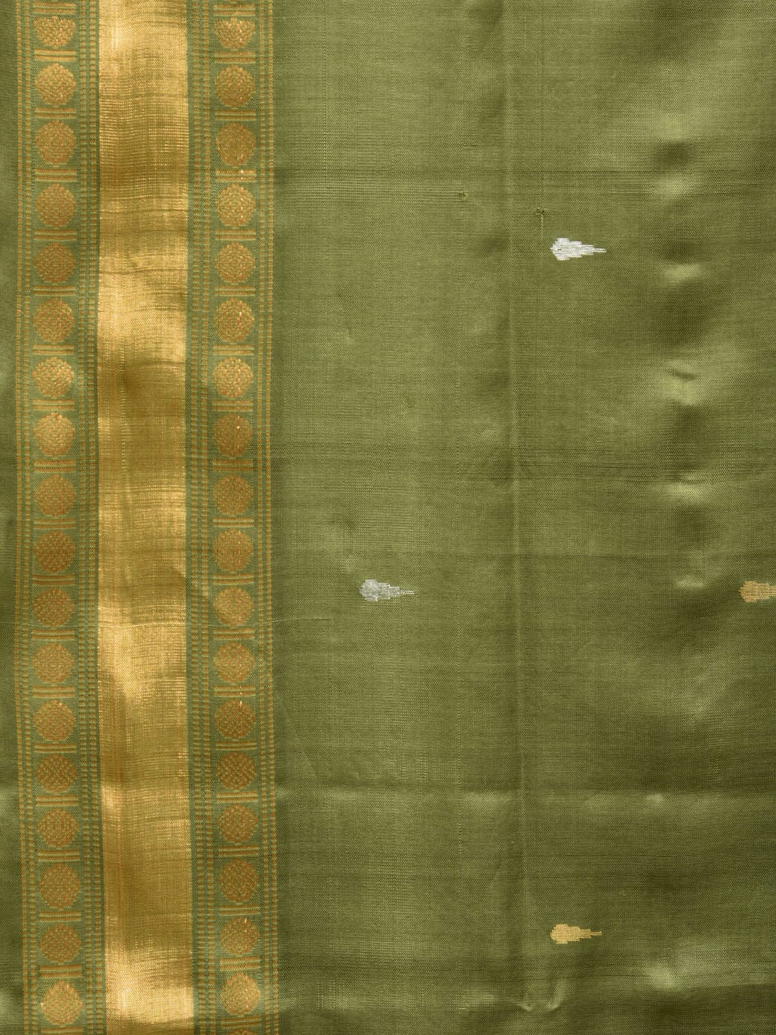 Olive Uppada Silk Handloom Saree with Karpur Pallu Design - Global Threads | Swadesiicart