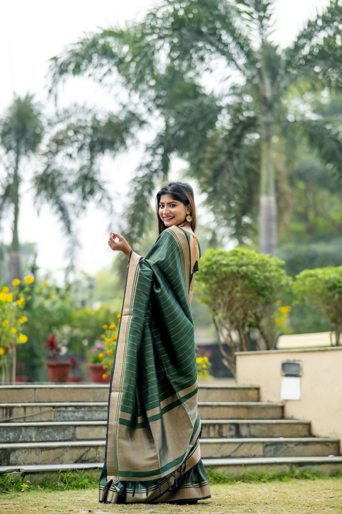 Vishnu Weaves Women's Green Raw Silk Saree with Blouse - Swadesiicart