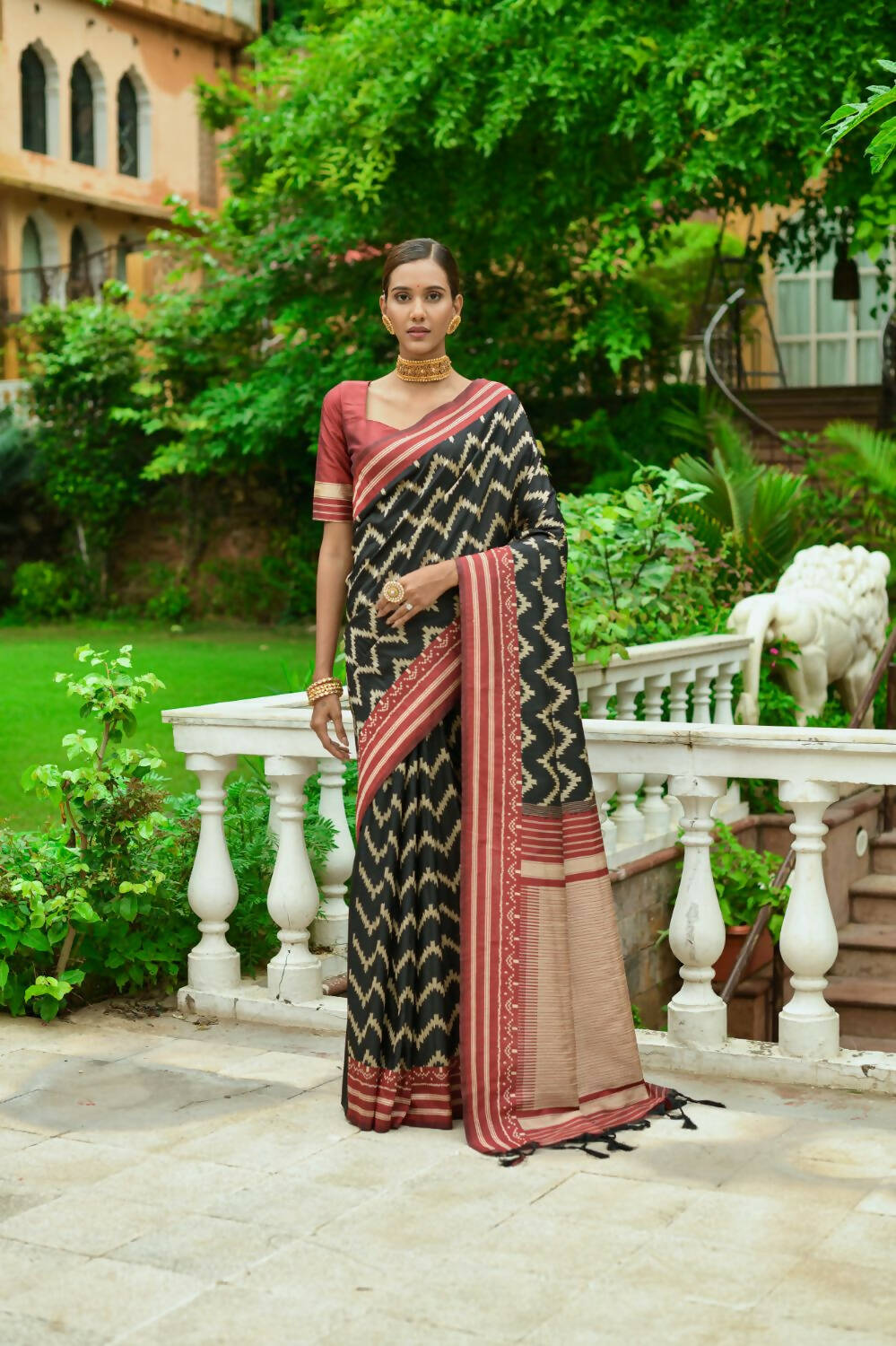 Vishnu Weaves Women's Black Handloom Raw Silk Zari Woven Saree with Blouse - Swadesiicart