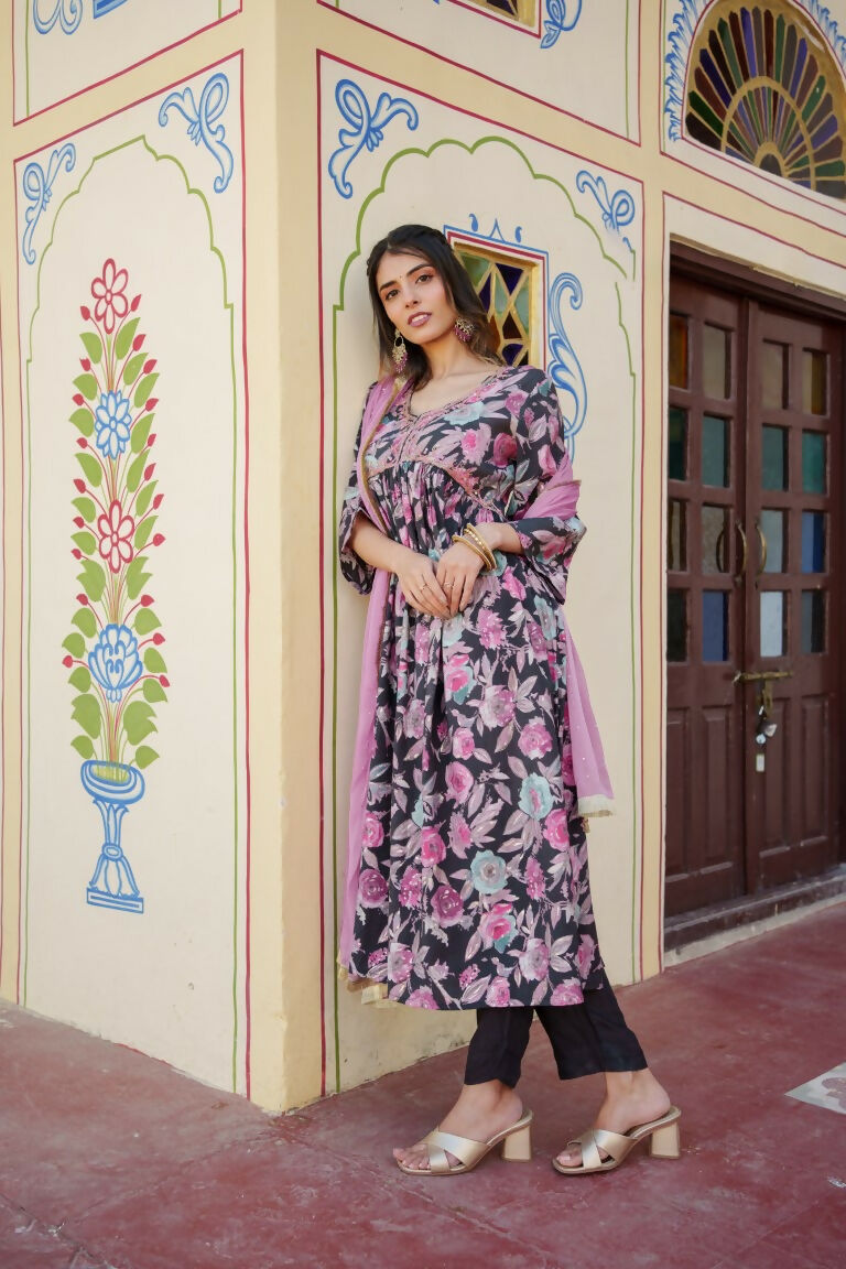 Vaasva Women Rani Muslin Embroidered Kurta, Pant & Dupatta Set | Swadesiicart