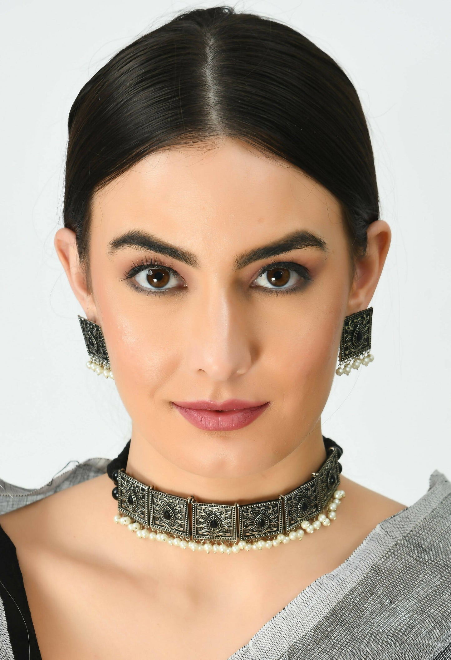 Mominos Fashion Johar Kamal Statement Silver-Plated Brass Finish Kundan/Pearls Choker For Women (Black) | Swadesiicart