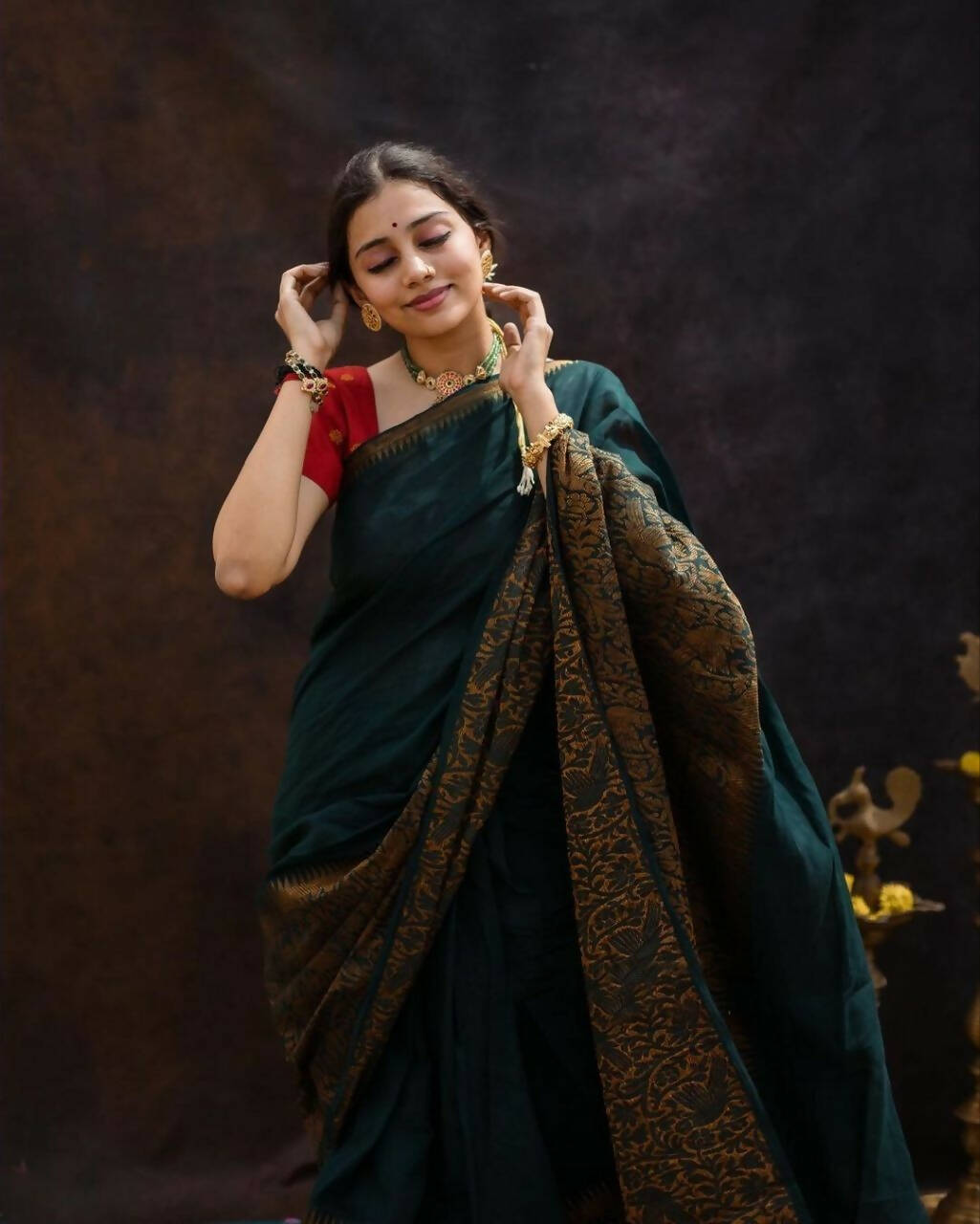 DEIANA'S Beautiful Designer Golden zari Soft Lichi Silk Saree - Green - Swadesiicart