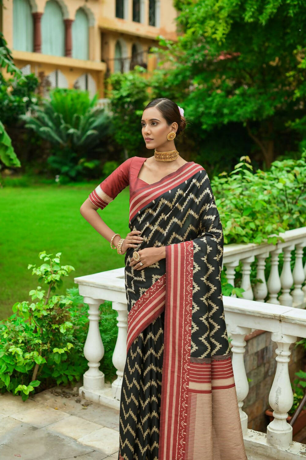 Vishnu Weaves Women's Black Handloom Raw Silk Zari Woven Saree with Blouse - Swadesiicart