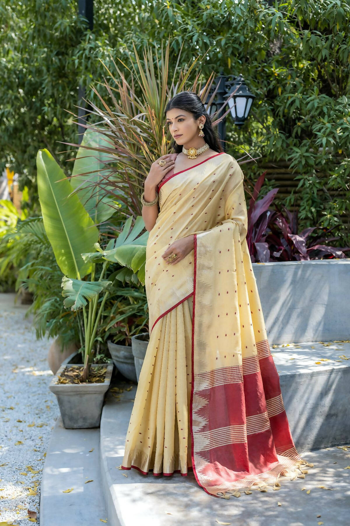 Vishnu Weaves Women's Cream Raw Silk Zari Woven Saree with Blouse - Swadesiicart