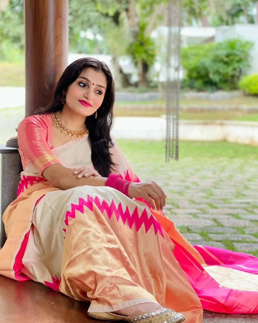 DEIANA'S Beautiful Designer Golden zari Soft Lichi Silk Saree - White - Swadesiicart