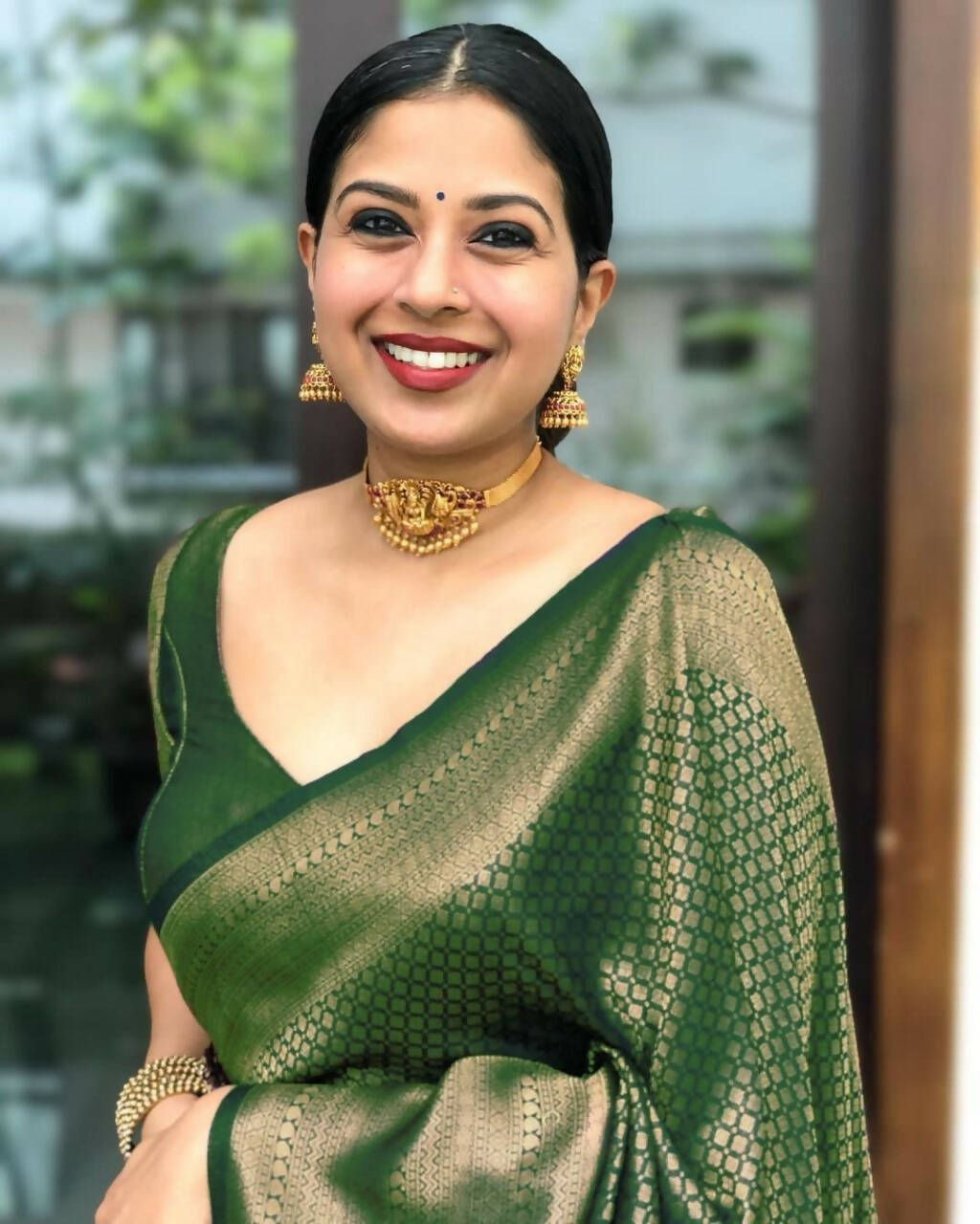 DEIANA'S Beautiful Designer Golden zari Soft Lichi Silk Saree - Green - Swadesiicart