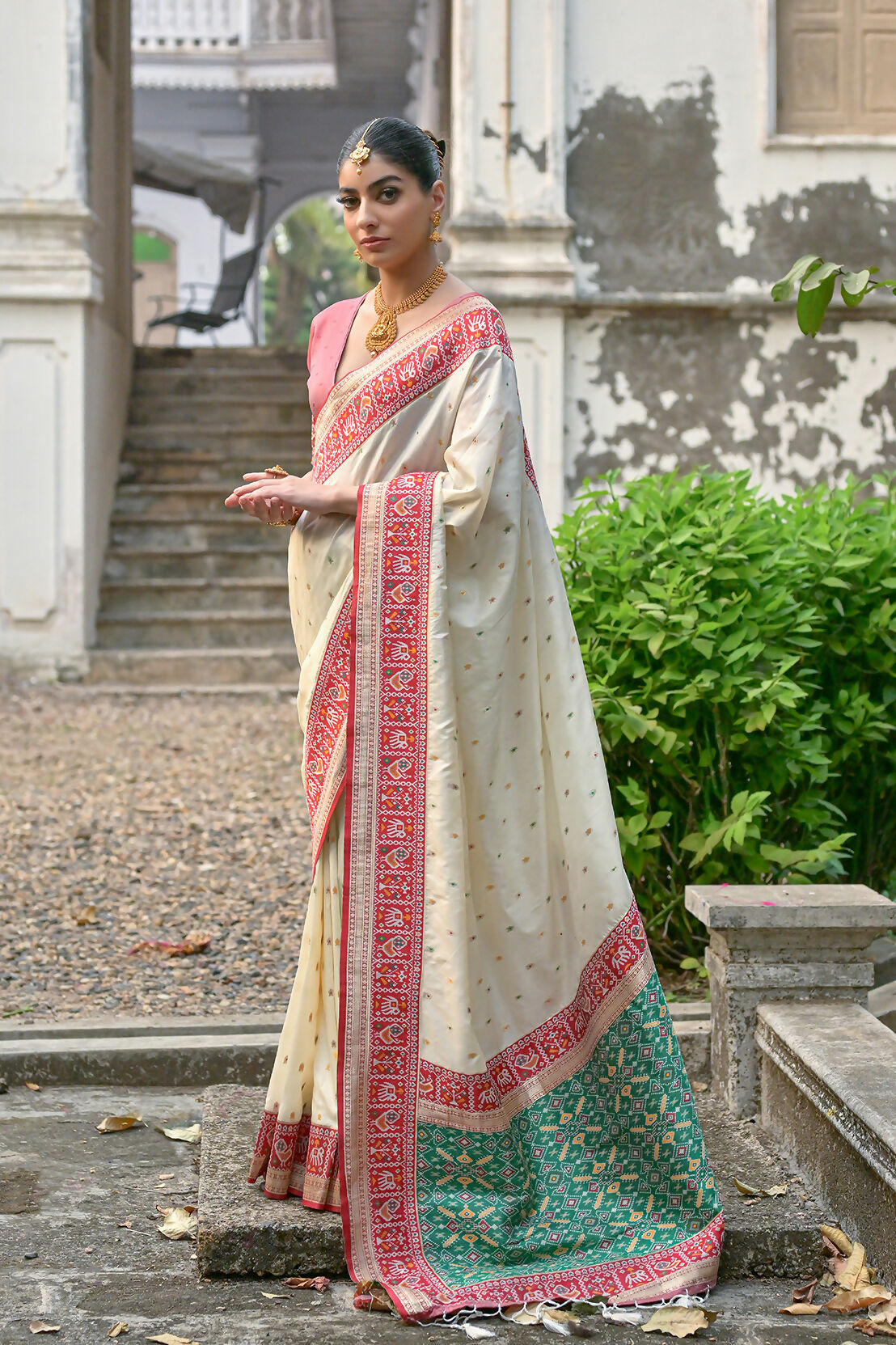 Vishnu Weaves Women's White Banarasi Silk Woven Saree with Blouse - Swadesiicart