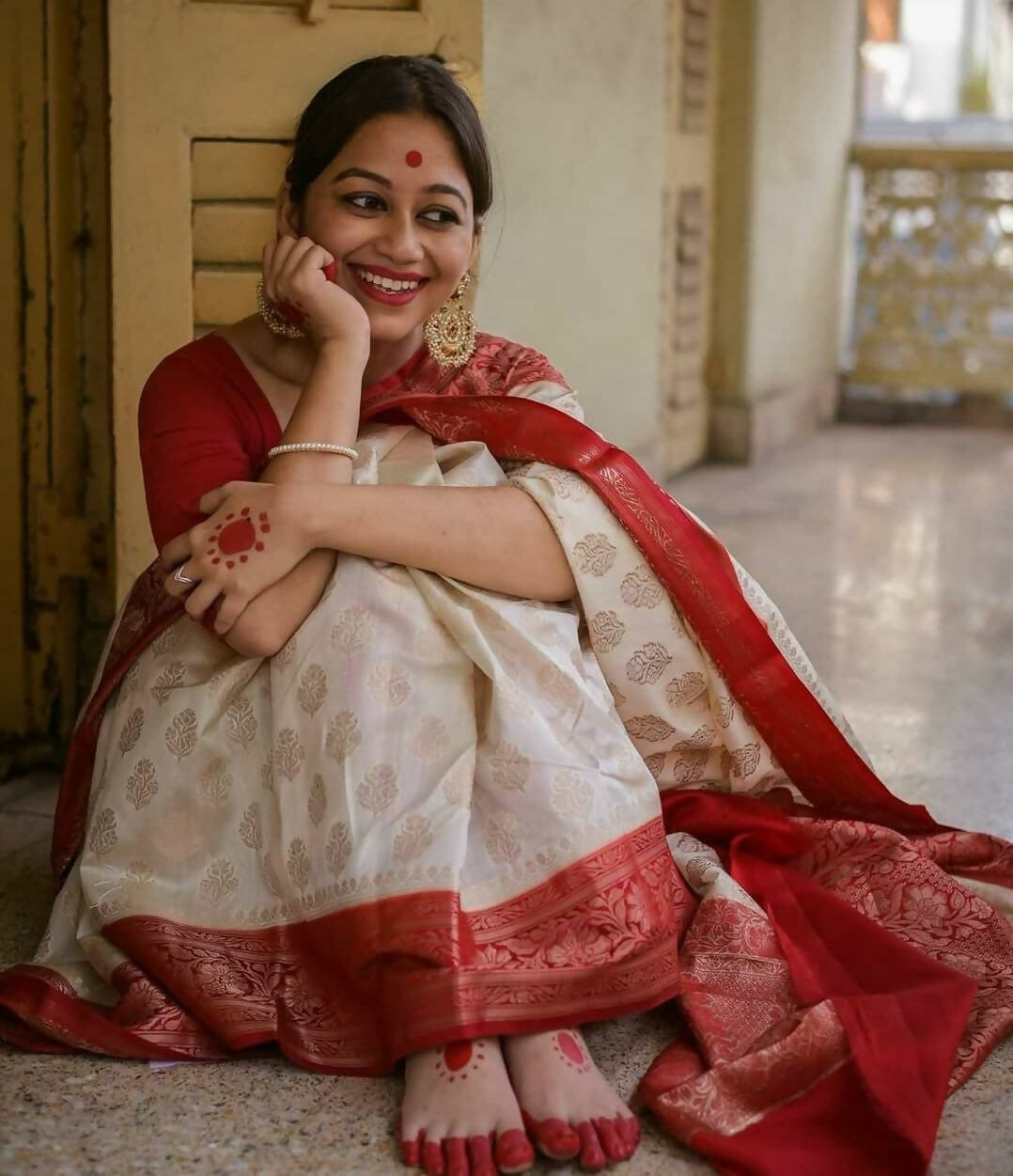 DEIANA'S Beautiful Designer Golden zari Soft Lichi Silk Saree - White - Swadesiicart