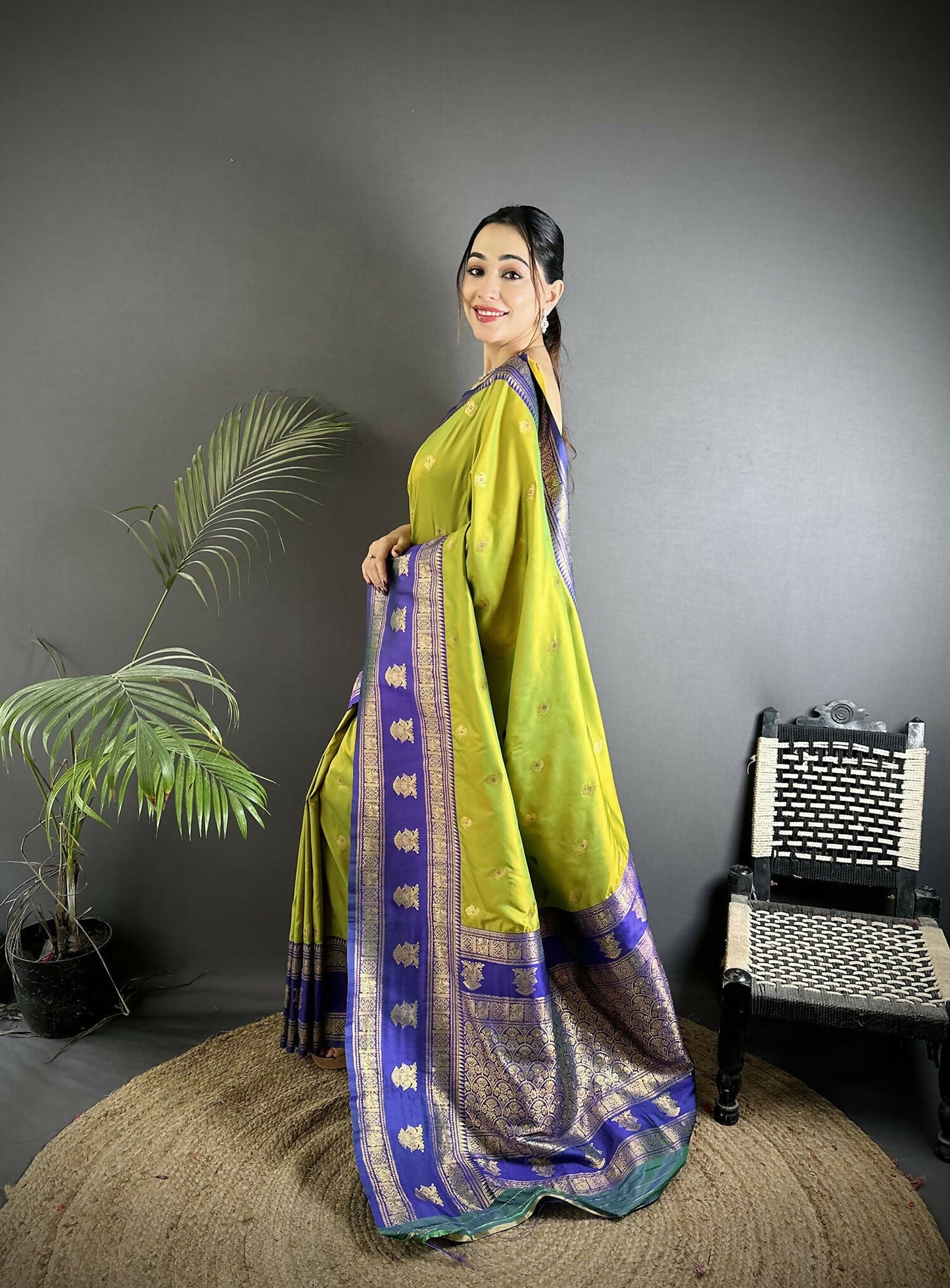 Joban Fashion Green Banarasi Soft Silk Woven Butti Saree | Swadesiicart
