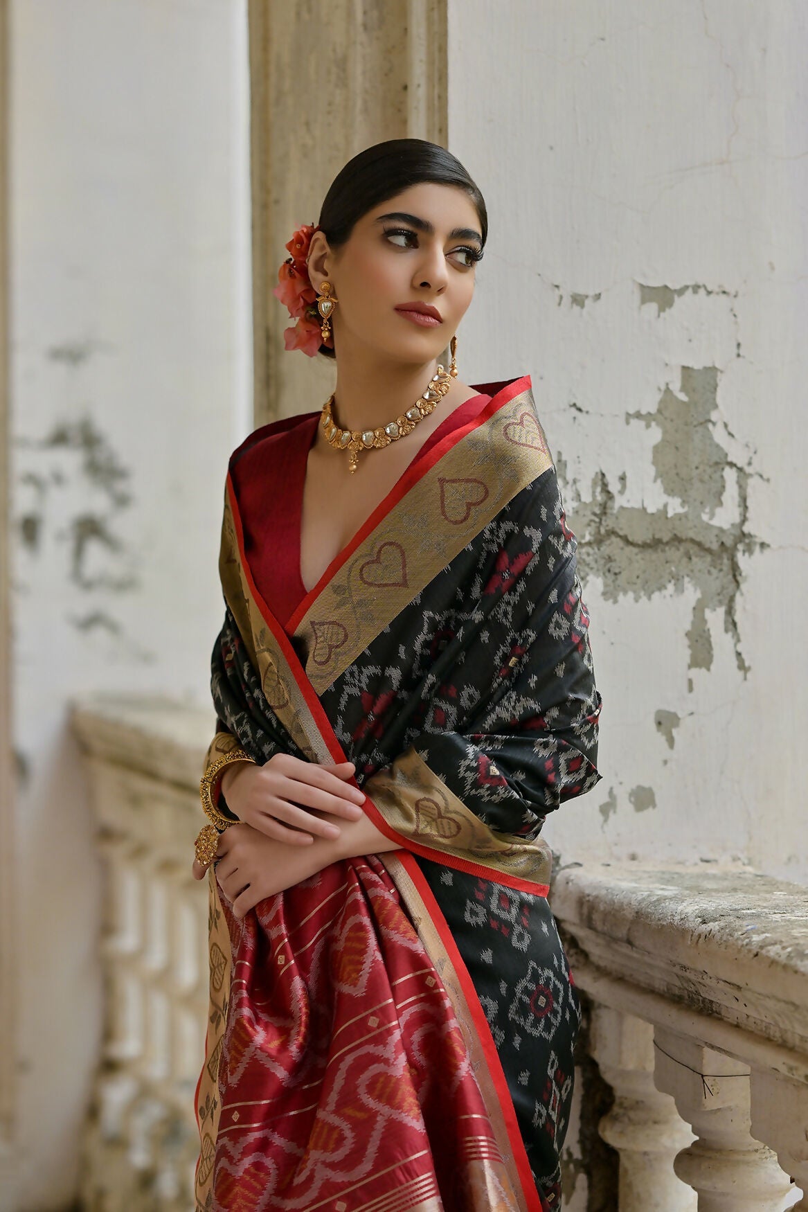 Vishnu Weaves Women's Black Raw Silk Thread Ikkat Woven Saree with Blouse - Swadesiicart