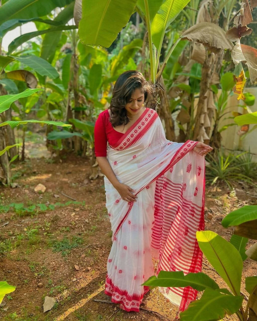 DEIANA'S Beautiful Designer Golden zari Soft Cotton Saree - White - Swadesiicart