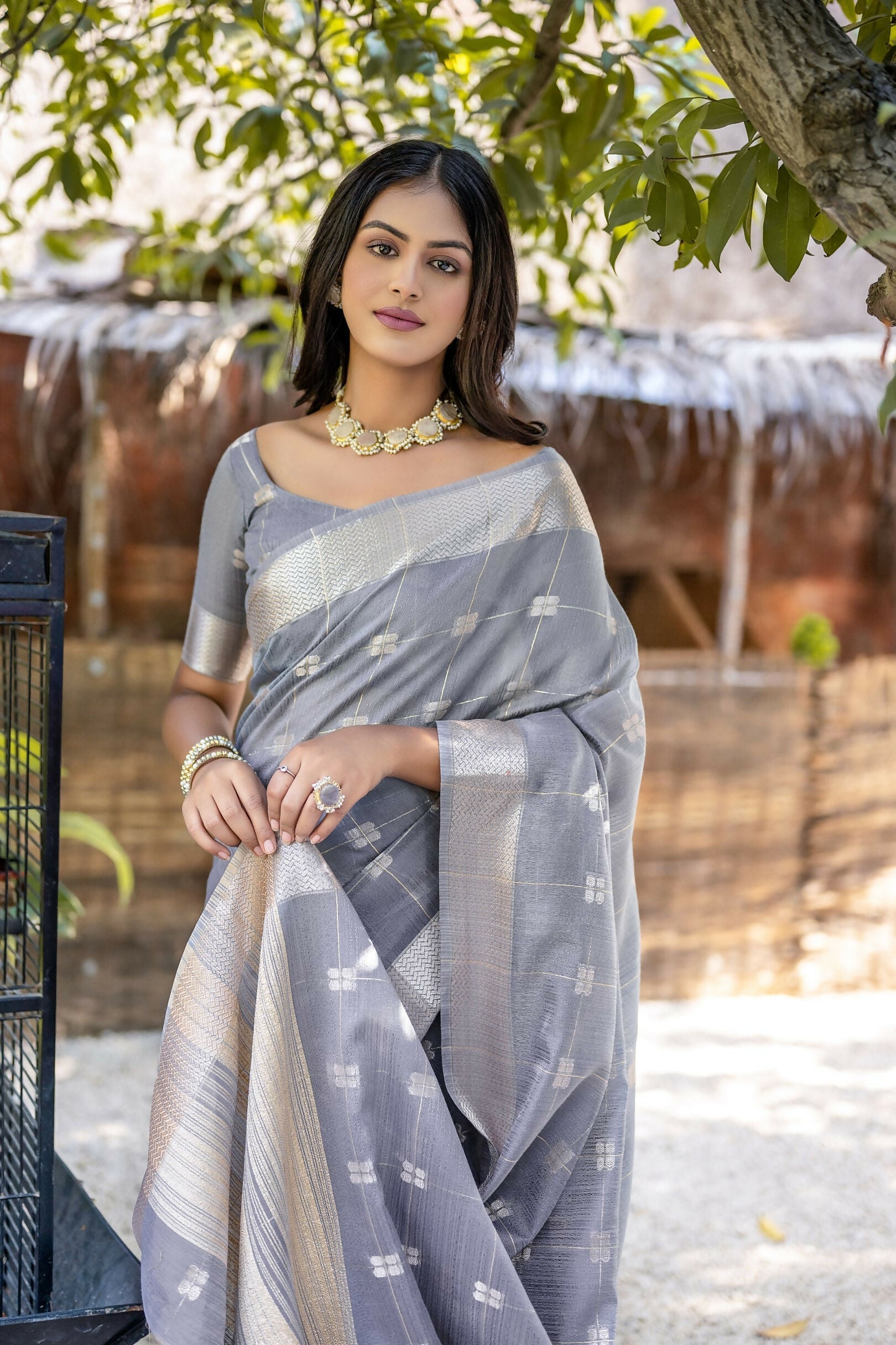Vishnu Weaves Women's Grey Pure Cotton Zari Woven Saree with Blouse - Swadesiicart