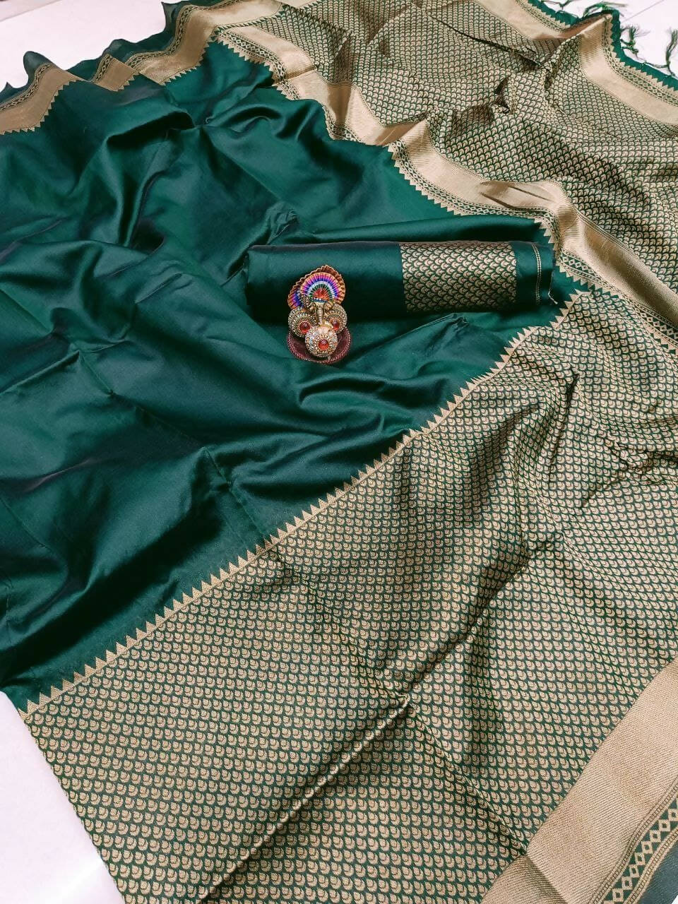 DEIANA'S Beautiful Designer Golden zari Soft Lichi Silk Saree - Green - Swadesiicart