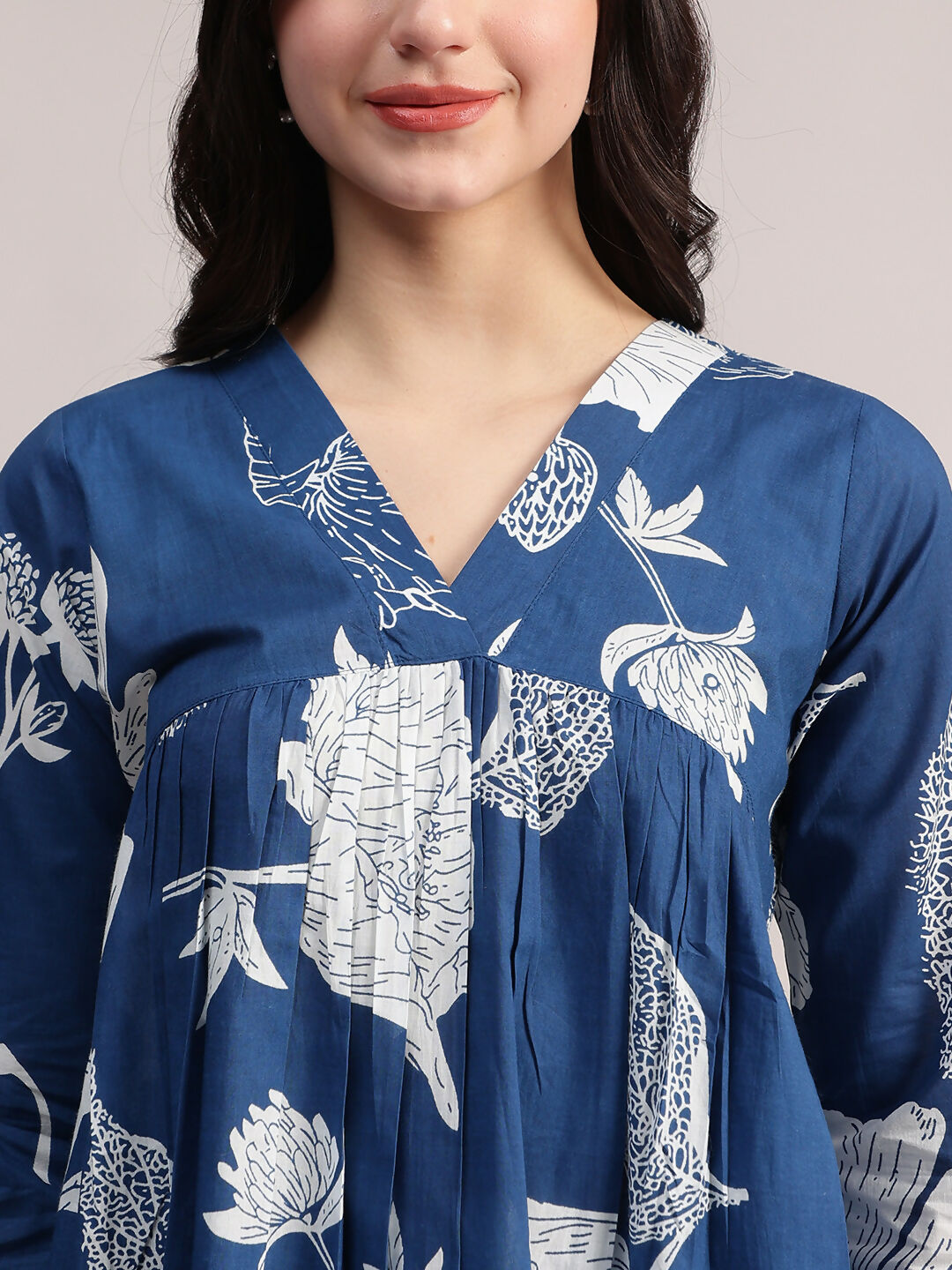 Aavyora Women's Blue Floral Printed Cotton Kurta with Trouser - Swadesiicart