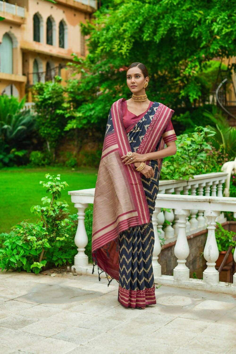 Vishnu Weaves Women's Navy Blue Handloom Raw Silk Zari Woven Saree with Blouse - Swadesiicart