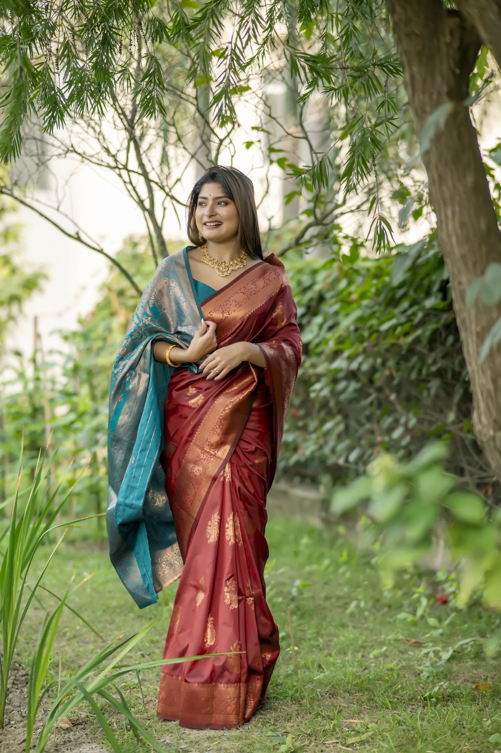 Vishnu Weaves Women's Maroon Banarasi Silk Saree with Blouse - Swadesiicart