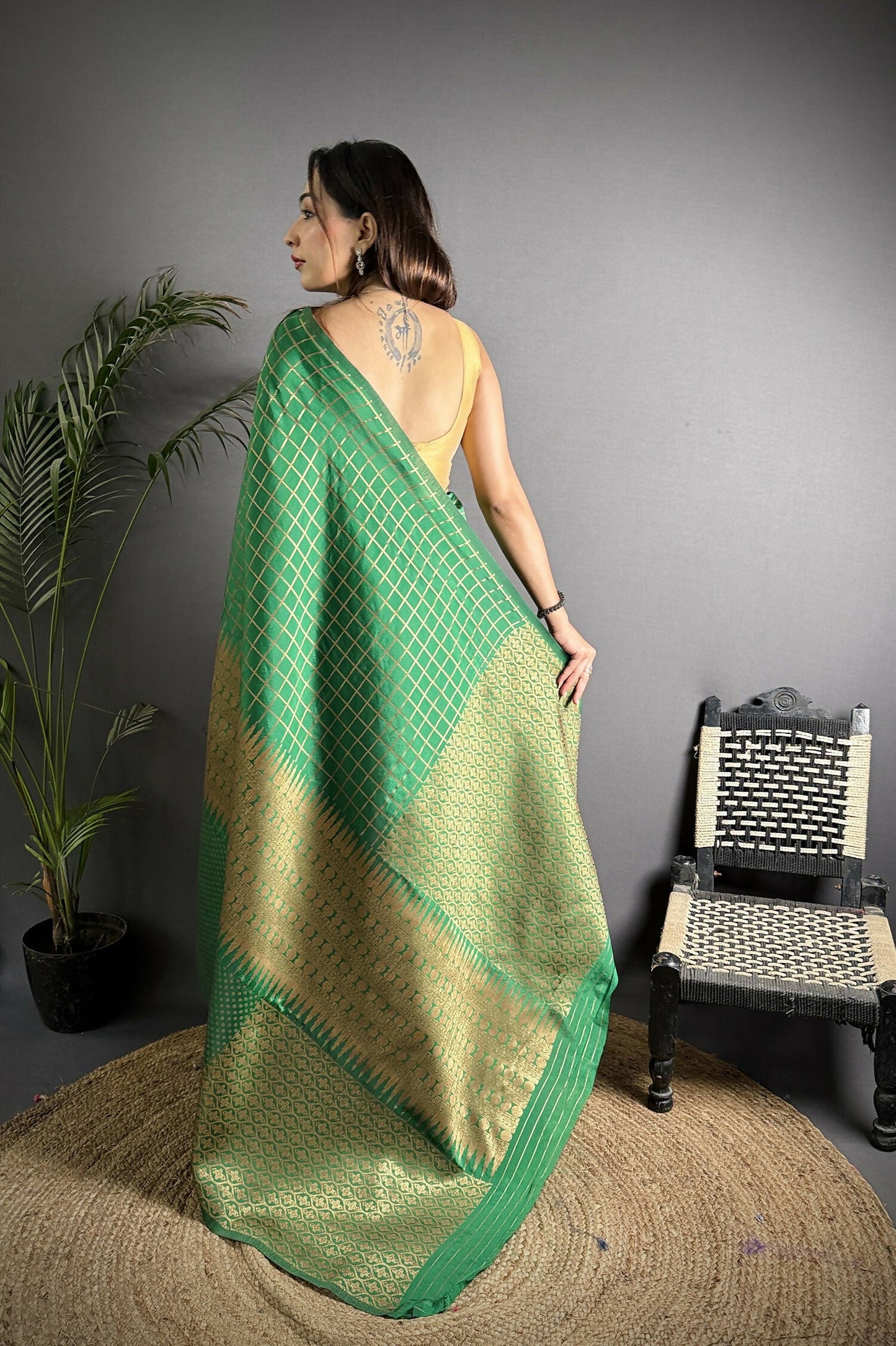 Joban Fashion Emerald Green Banarasi Soft Lichi Silk Checks & Woven Saree | Swadesiicart