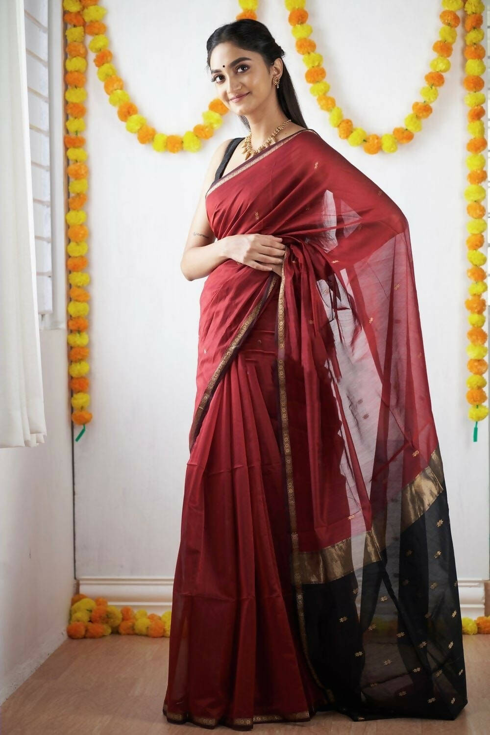 DEIANA'S Beautiful Designer Golden zari Soft Cotton Saree - Red - Swadesiicart