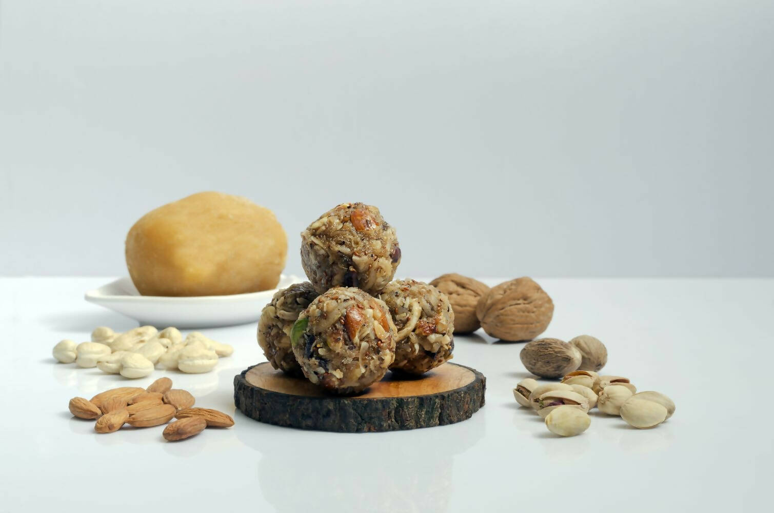Vijaya Karadant Dink Laddu (Dryfruits Laddu) | Swadesiicart