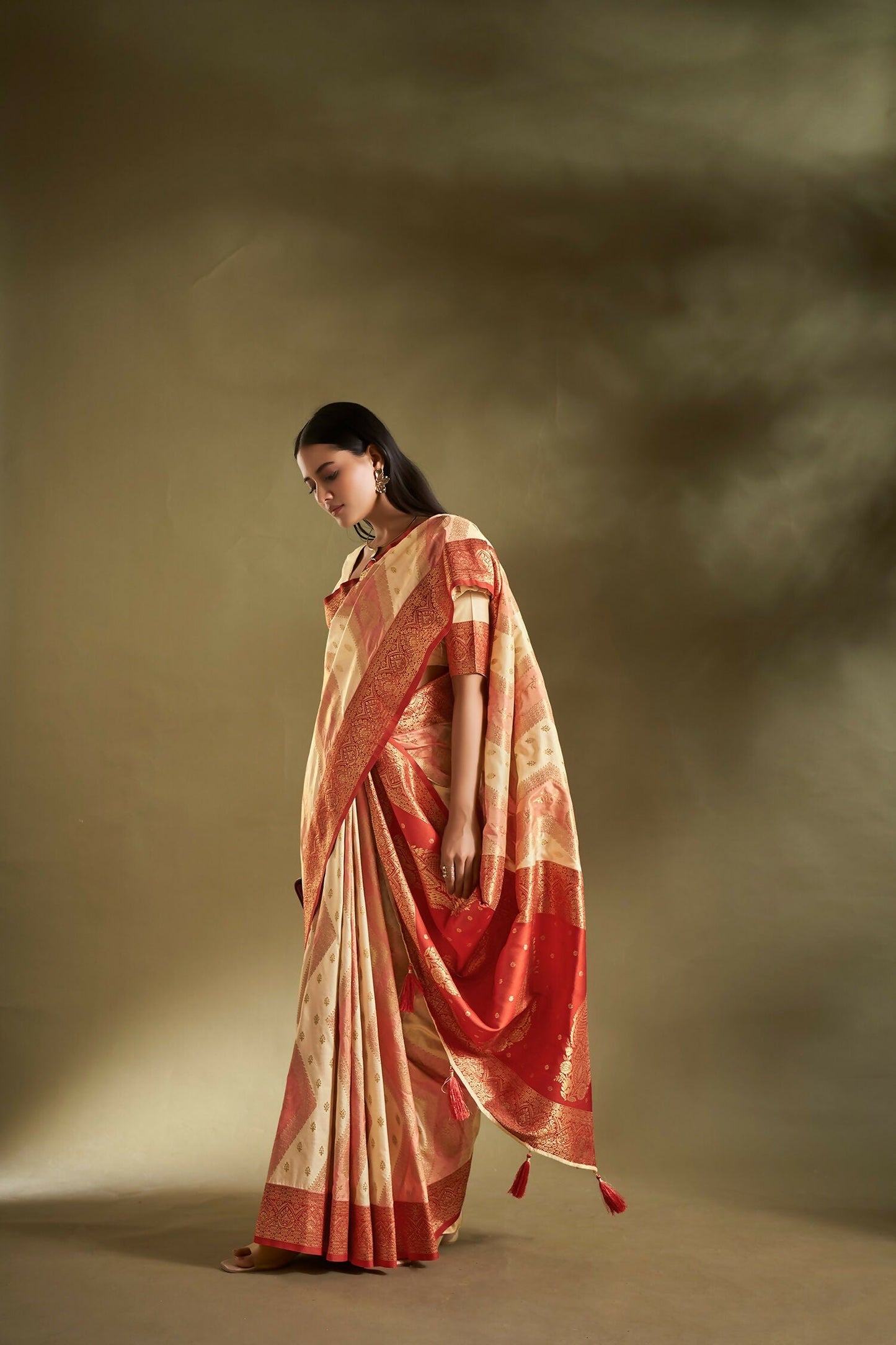 Joban Fashion Cream & Pink Plain With Weaving Border Banarasi Silk Sarees | Swadesiicart